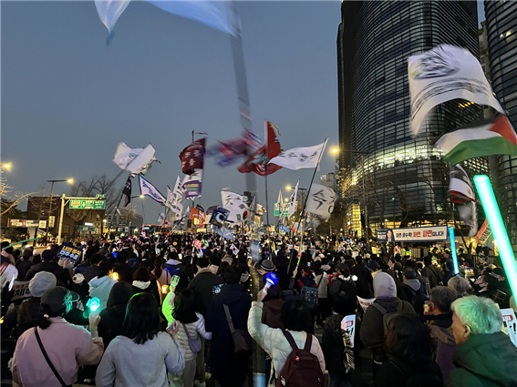 윤석열 대통령의 탄핵을 요구하는 시민들이 광화문 광장에 모였다.
출처: Wikimedia Commons, 작가: 박종대(ChongDae)